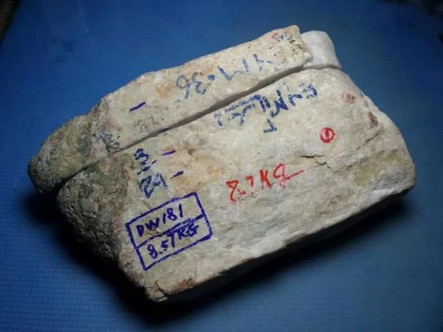 惊心动魄木那赌石，一刀切出8条飘花手镯，转手就卖100万！