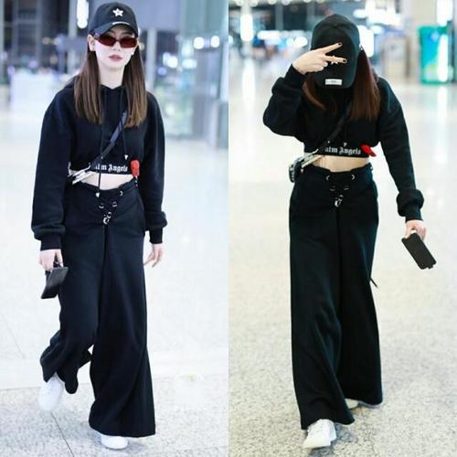 戚薇机场也开始秀腰了，一条大粗裤子裤腰却这么紧，穿的真叫酷