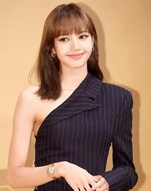  『女王』从妆面到穿搭跟随大圆脸世间芭比Lisa学，给你秒变大圆脸女王