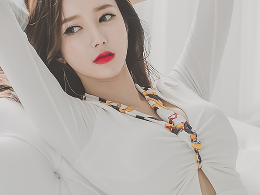 红唇美女李妍静紧身长裙完美曲线写真