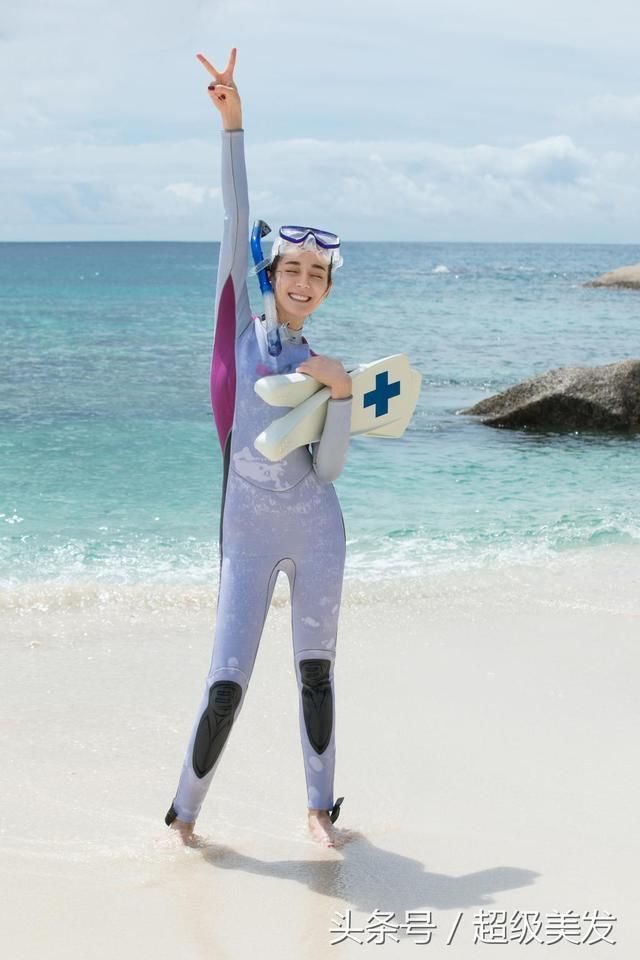 迪丽热巴的腿那么细，穿牛仔裤还那么紧，网友：快撑破了！