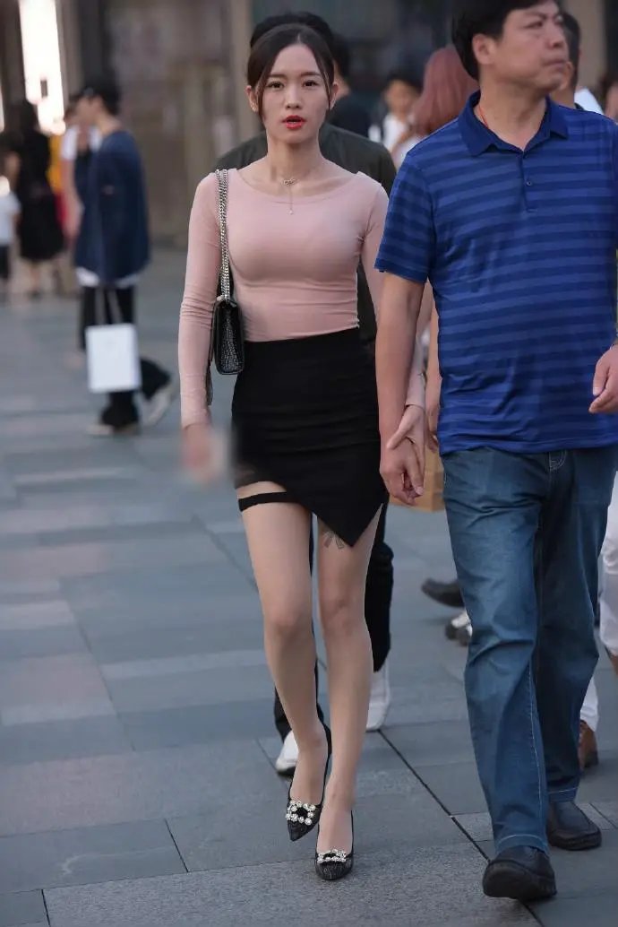 『小姐姐』街拍:优雅干练又靓丽,修身短裙让你穿不腻!