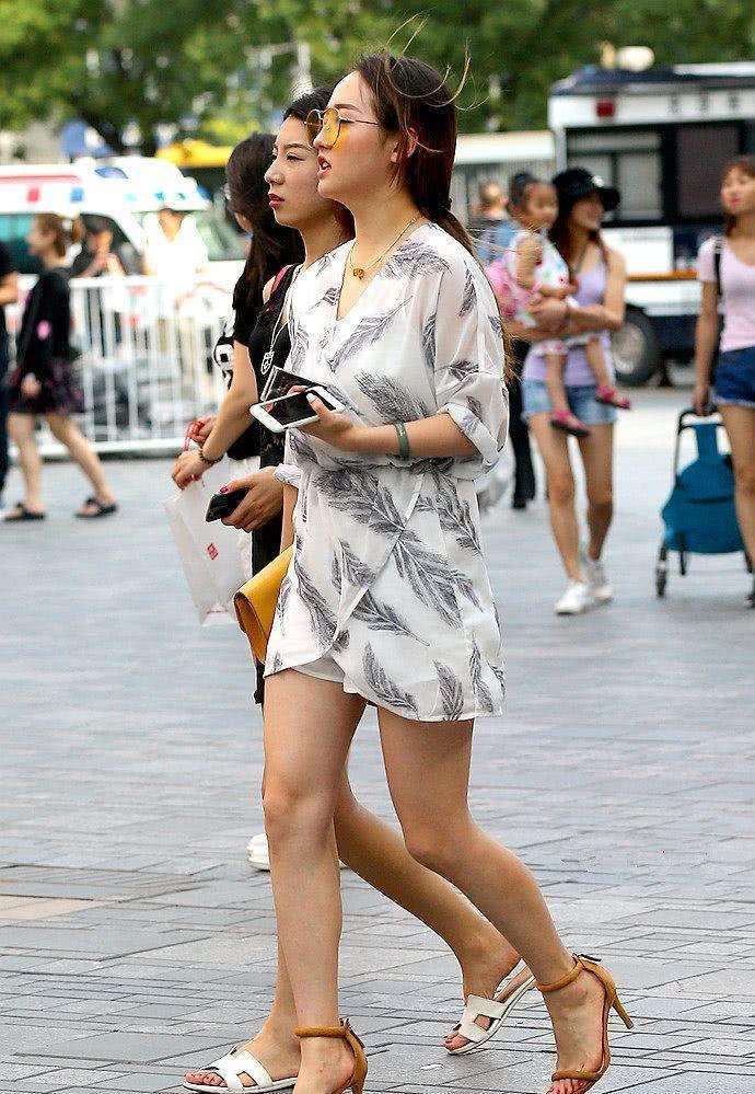 街拍：小姐姐瑜伽裤凸出身线，网友直呼她心太大!