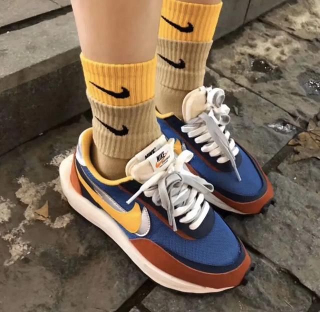  [时髦]没想到袜子也能穿得这么时髦！