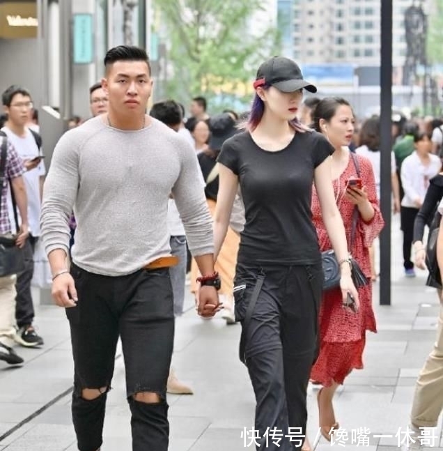 优雅|街拍:瑰姿艳逸的小姐姐,一条灰色的连衣裙,时尚优雅魅力气质