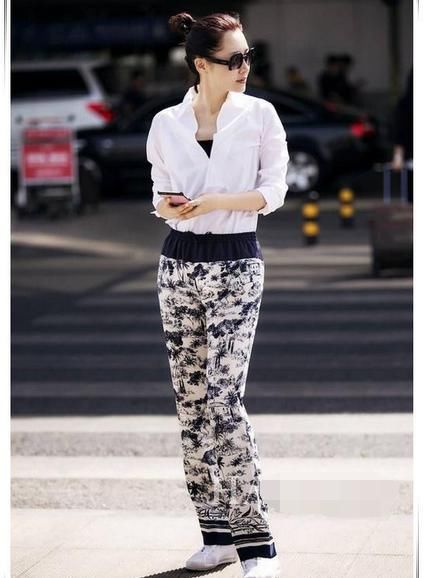 许晴终于栽了！裙子下面穿秋裤就算了，还把秋裤塞凉鞋几个意思？