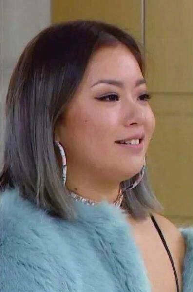 王菊暴瘦露腹肌小蛮腰 低胸露脐装身材火辣