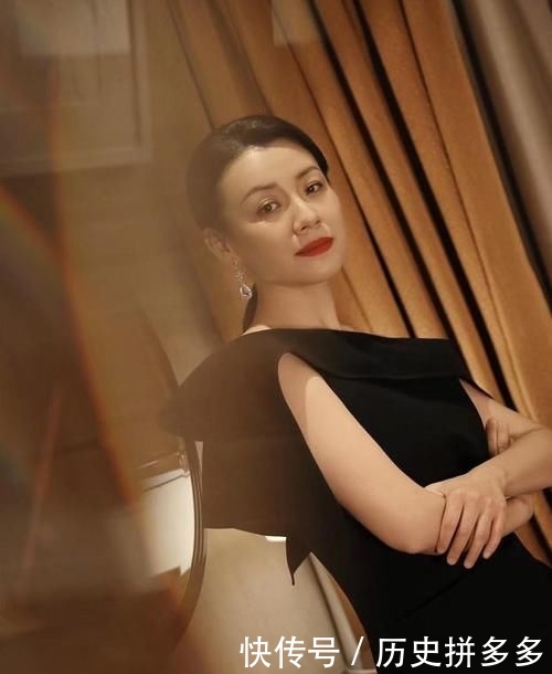  『线条』“德华姑姑”赫本造型美极了，露肩黑裙高级优雅，贵妃侧躺真妩媚