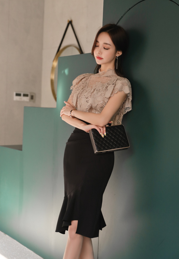 女神孙允珠，荼蘼姜茶浅棕磨砂雕纹刺绣衫