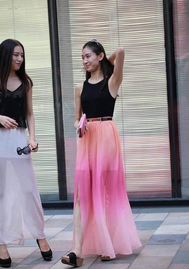 街拍:夏日街头，美女们身材好的让都不舍得移开眼了呢