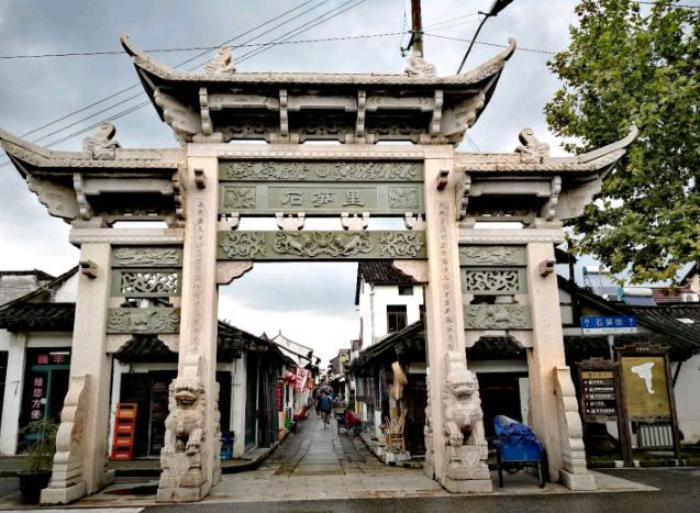 寸土寸金的上海城区有座古镇，不仅免费开放，20元就能吃到饱