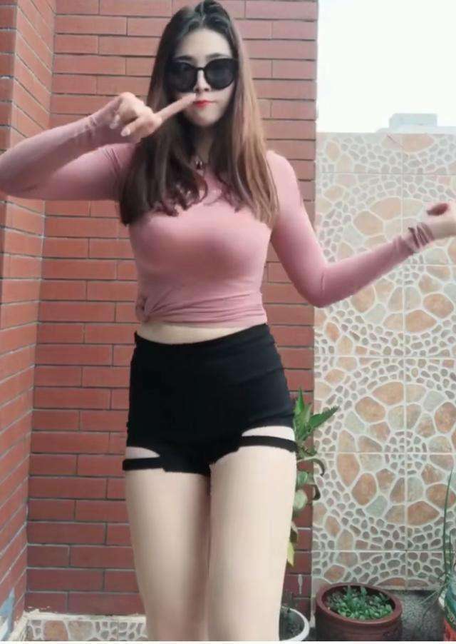 街拍: 紧身衣凸显火爆身材, 微胖的小姐姐你喜欢吗