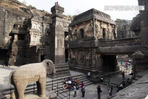 印度这座寺庙,由一整块巨大的石头雕刻而成,40万吨岩石被挖空