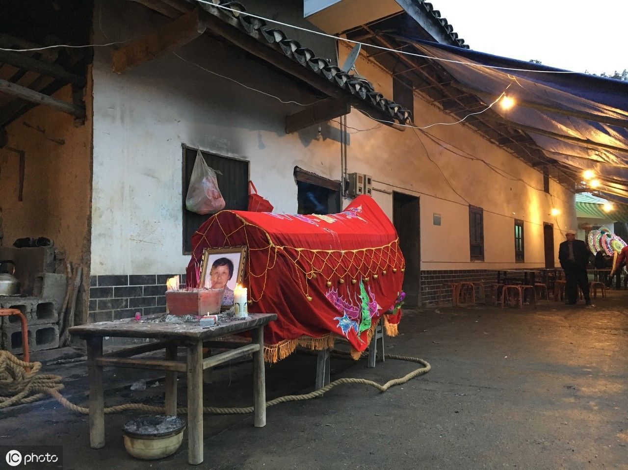 农民夫妻深山里专和棺材打交道,一年能挣10多万,县城早已买过房！