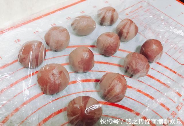  清明@清明时节教你做桃花酥，酥得掉渣一学就会，长辈特喜欢，全家爱吃