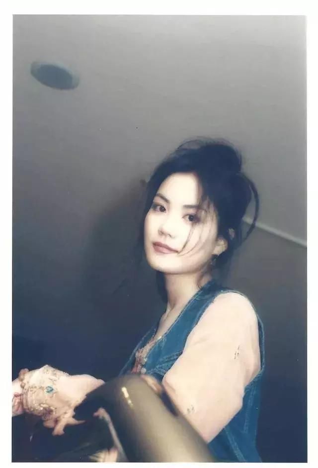 在穿衣服这件事上，王菲永远也不会过气