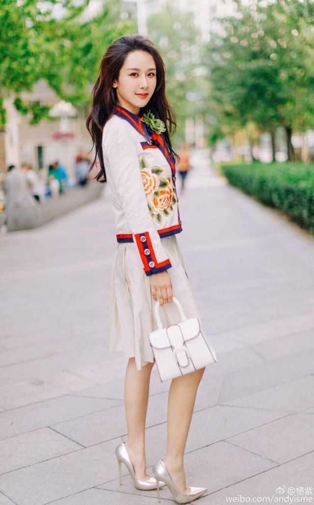杨紫瘦出尖下巴,都有点不像她了!网友:为了增高连这鞋都穿上了