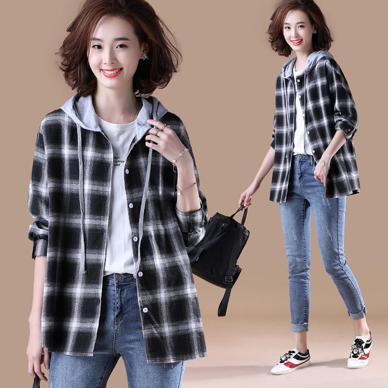 越来越多五六十岁的女人，爱穿这减龄外套，妈妈眼都不眨买了5件