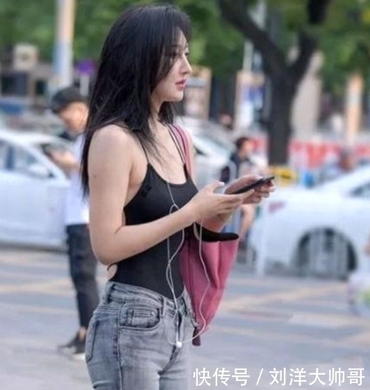  『显得身材』街拍：简单穿搭的时髦美女，搭配的好一样美，身材曼妙魅力十足