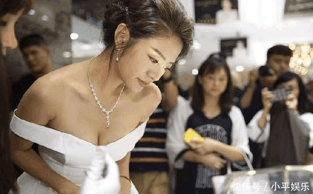 安以轩心真大, 抹胸长裙还俯身弯腰, 网友: 为了博眼球太拼了