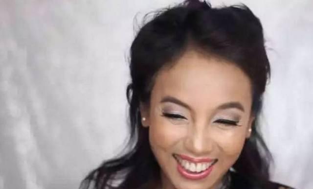 40多岁的环卫工阿姨化妆，最后看到照镜子里的自己笑中带泪