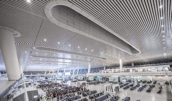 国内的“迷宫”高铁站，乘客出站要找向导带路，网友：路痴别去