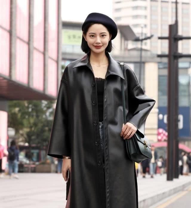  『气质』路人街拍，姑娘格外的清秀，穿黑色的皮大衣，更显婀娜