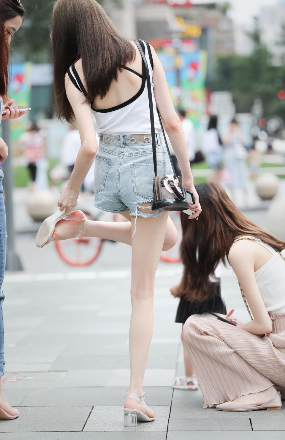 极品街拍 | 水嫩长腿热裤美脚嫩白