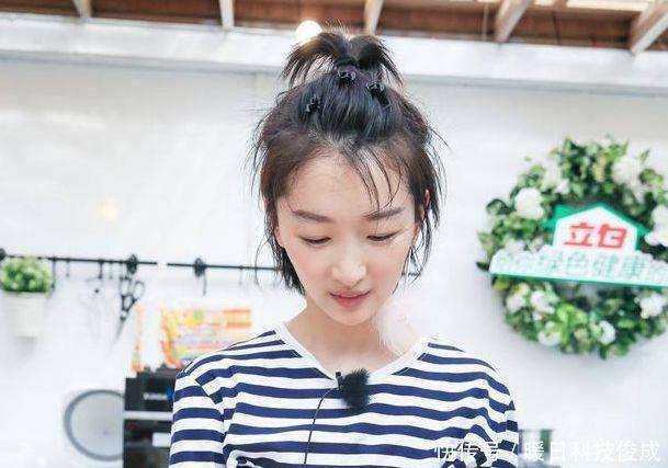 三千块的束胸衣, 让周冬雨穿的尴尬无比, 连黄晓