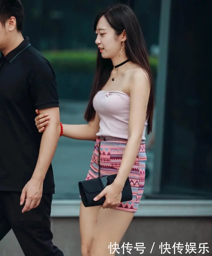 包臀短裙小姐姐身材苗条，抹胸包裹小身材玲珑有致