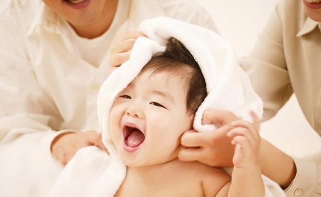  孩子的依恋|婴儿是谁抱得多就和谁亲？错过三个关键期，孩子和妈妈可能都不亲