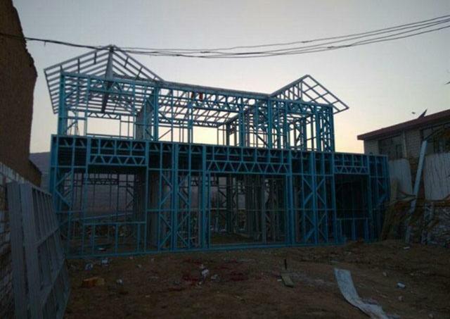 村里小伙花40万盖别墅, 刚开工就被全村人嘲笑 这房子能牢固