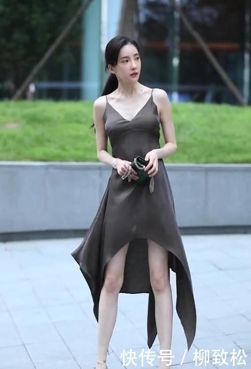 【刮风】美女,穿裙子还做这么高,就不怕刮风吗?