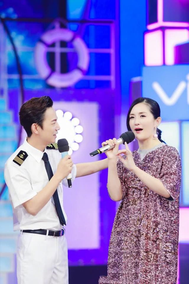 谢娜穿紫色长裙现身，看起来胖了20斤不止，网友：这脸有点肿了！