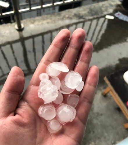 比台风还大！冷涡携闪电风暴突袭江浙沪，杭州上海人民直呼受不了