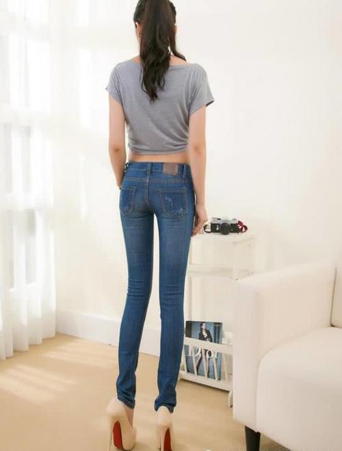 美女穿搭性感十足的紧身牛仔裤，辣妈秒变女神！