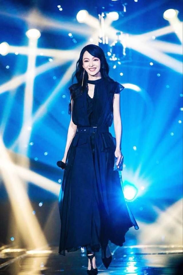 36岁张韶涵撞衫26岁周冬雨，才明白什么是女神什么是女孩！