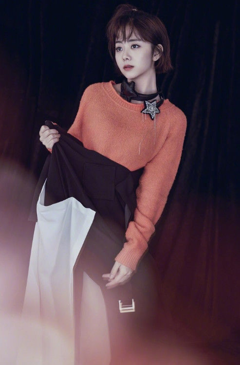 28岁谭松韵仅仅是扎起了丸子头就嫩如高中生，网友：最多17岁