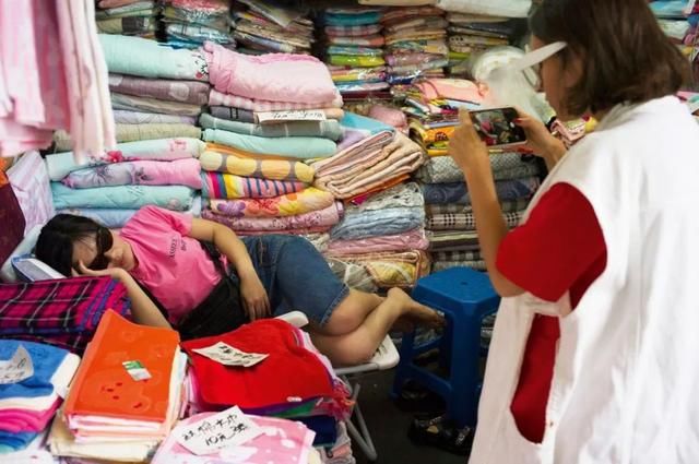 她在中国老街上发现最先锋的时尚创意