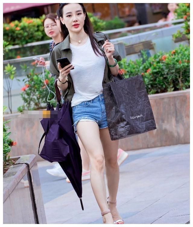 街拍｜：身材高挑，吊带上衣包裹着傲人的胸围，撩人！