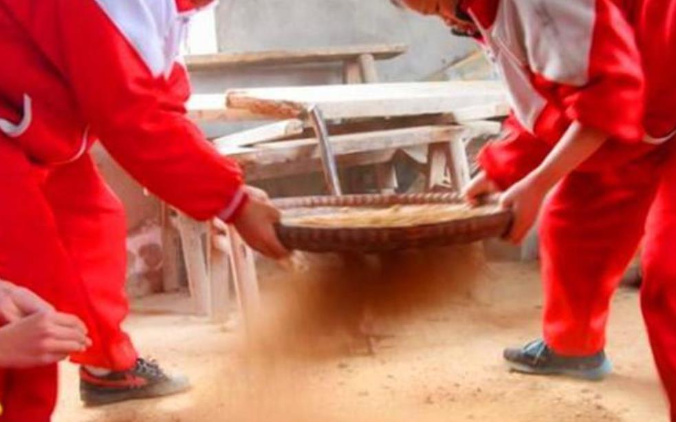  房子■沙漠里的沙子无穷无尽，为什么不用来建房子？今天算是明