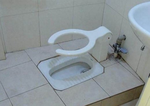 有钱人卫生间都不装马桶了，现在时兴“怪东西”，美观实用