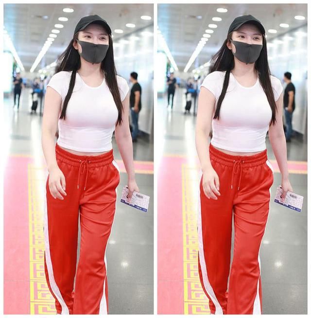 28岁徐冬冬白T红裤现身机场胸围傲人，网友：这身材真的是绝了！