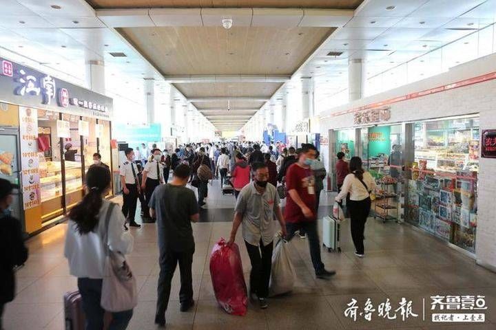  『济南』济南长途汽车总站迎出行小高峰，平阴、泰安、东平、临沂客流集中