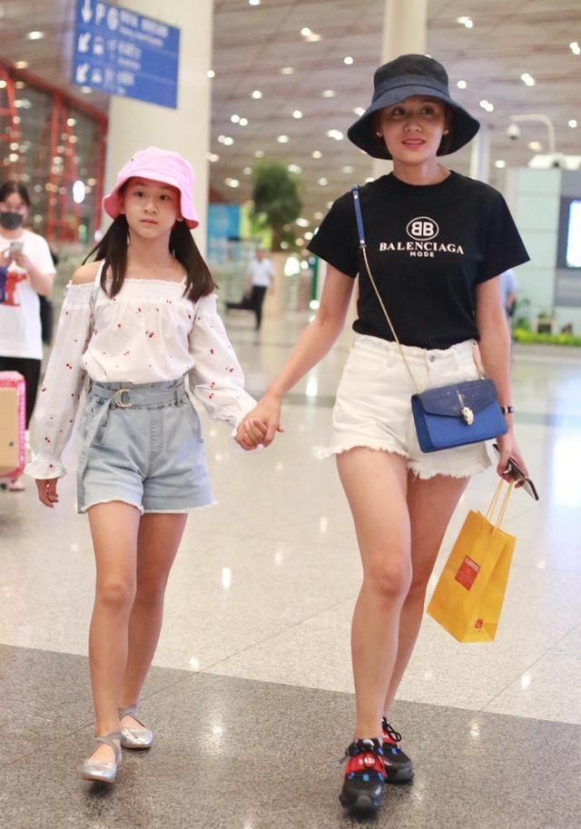 叶一茜腿再粗也不P图,网友:“粽子包”很抢眼,一辈子都买不起