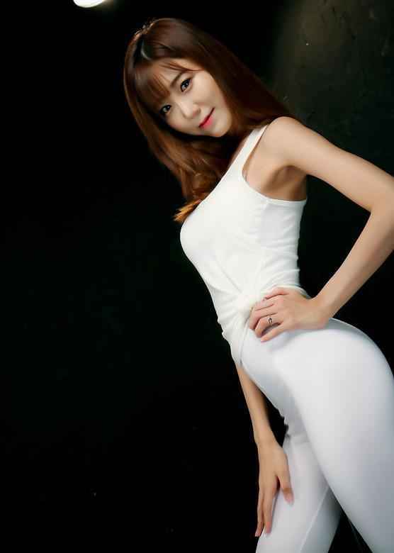 街拍：紧身简约搭配，小姐姐风格不一，总有一款适合你