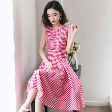 时尚浪漫尽显迷人气场，女人30岁，连衣裙就穿轻龄款