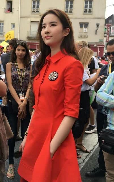  「实则」最近火了一种裙子：衬衫裙，看似普通，实则很高级，明星都在穿！