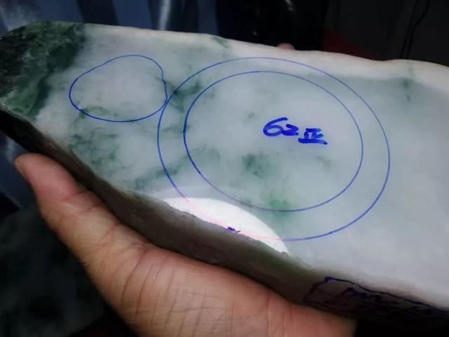 惊心动魄木那赌石，一刀切出8条飘花手镯，转手就卖100万！