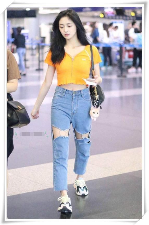 76斤鞠婧祎机场遇上94斤周洁琼，网友：干瘪和苗条的差距一目了然